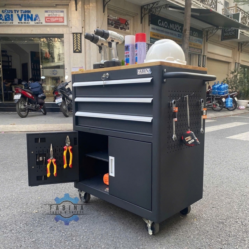 Garage Đông Khách Thường Ưu Tiên Tủ Dụng Cụ FABINA Trước Khi Mở Rộng Thiết Bị